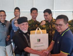 Muhammad Fauzi Serahkan Cinderamata Laptop dan Bantuan Dana Pembangunan Masjid  Ke MD KAHMI Gowa
