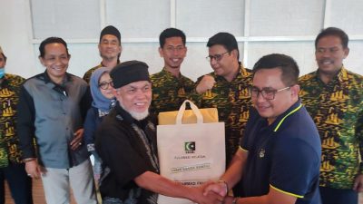 Penyerahan Cinderamata Leptop dan bantuan dana untuk Pembangunan Masjid HMI KAHMI Gowa.