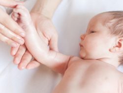 6 Manfaat Baby Oil Untuk Kecantikan Kulit Yang Perlu Anda Ketahui