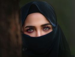 Gaya Berpakaian Versi Wanita Akhir Zaman, Malu atau Halu?