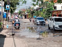 Warga Kelurahan Romang Polong Kabupaten Gowa Keluhkan Jalan Rusak; Jengkelka Lewat Sini
