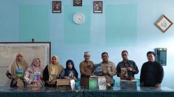 Dukung Penguatan Literasi Santri Pon-Pes Sulhas, KPM FTK UINAM Salurkan bantuan buku