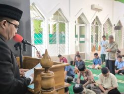 Dr. H. Muh. Anwar, Sang Trainer Public Speaking, Guncang Mimbar Masjid Nurul Isnaeni dengan Khutbah yang Tegas dan Lugas